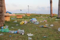 بالصور: عاصفة من النفايات تضرب شواطئ ومتنزهات مدينة يافا !